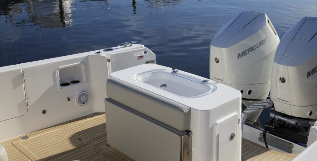 Fishing 38RS Stern - Live Well